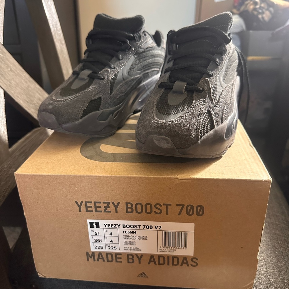 Adidas Yeezy Boost 700 V2 - Black sz 5.5